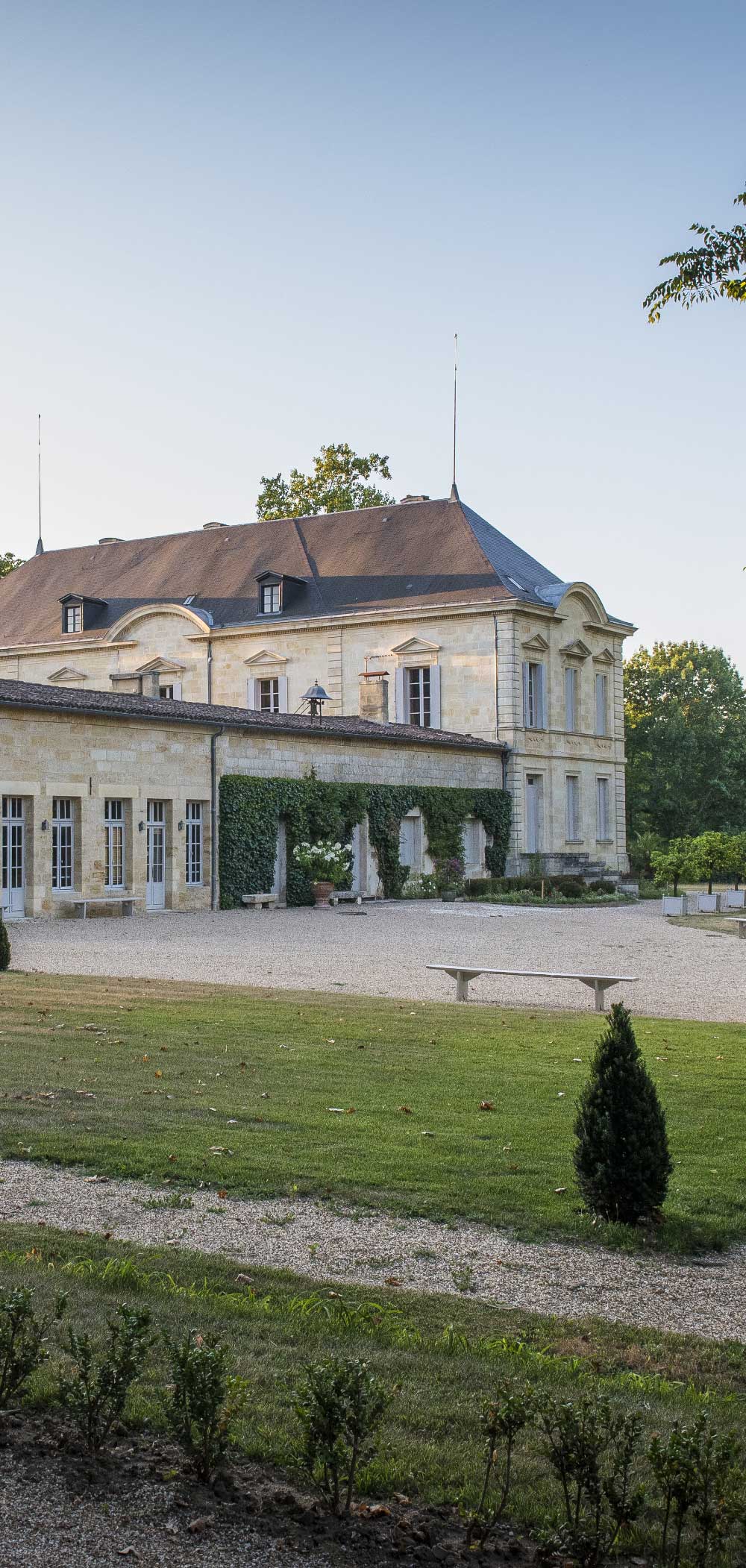 Château Siaurac vu de côté sur l'Orangerie - lalande de Pomeril sur la commune de Néac
